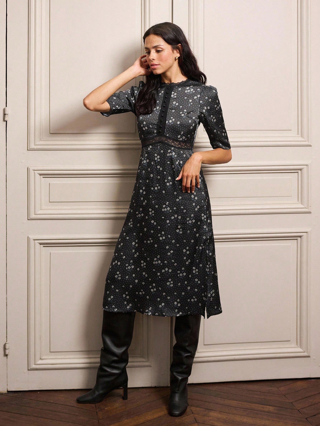 Elegant Floral Midi Dress with Lace Inserts and Covered Buttons for Stylish  Autumn Office Wear