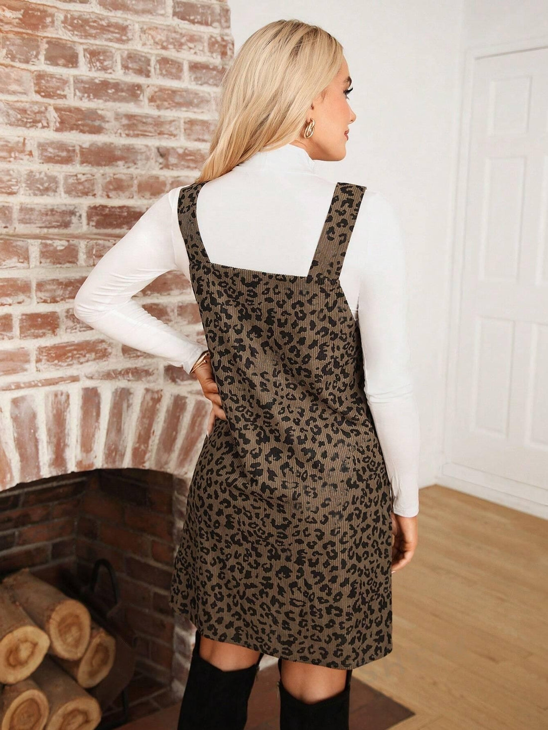 This Women's V-Neck Sweater Dress combines vintage chic with cozy warmth, perfect for autumn/winter. Made with high quality materials, this dress offers both style and comfort, making it a must-have for any fashion-forward woman. Keep warm and stylish this season with our sweater dress.