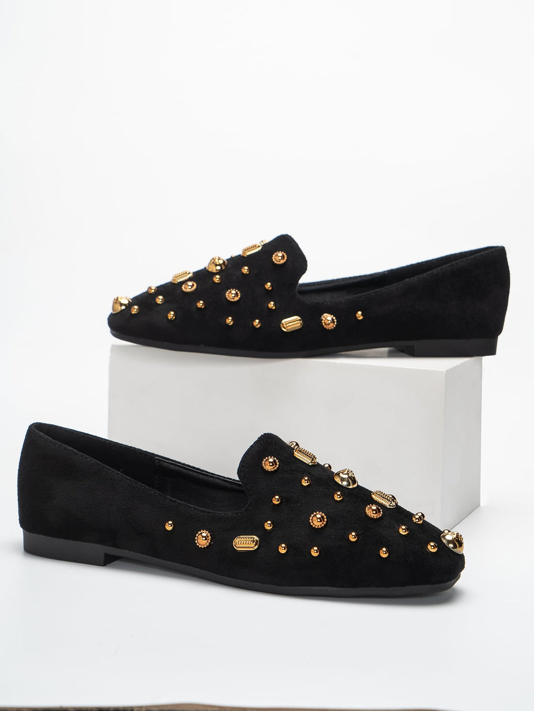 Expertly crafted with a stylish metallic finish, these loafers are the perfect pair of ladies flat shoes. Look effortlessly chic and comfortable with their sleek design. Elevate any outfit with these versatile and fashionable shoes.