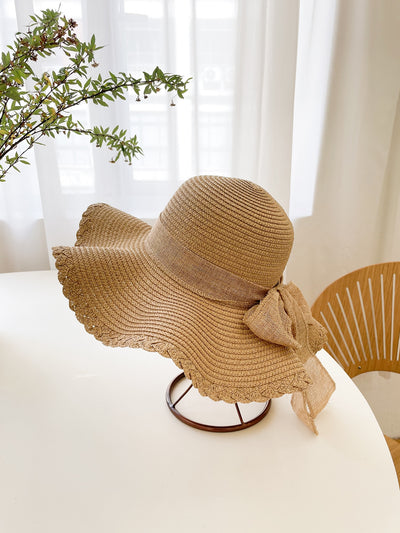 Wavy Straw Hat for Women: Stay Stylish on Holiday with Khaki Stripes