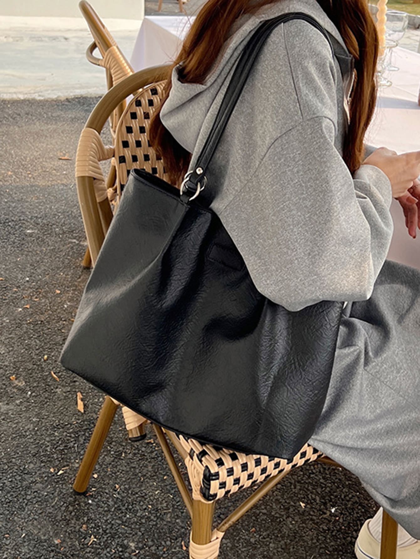 This stylish white shoulder tote bag is the perfect accessory for work and travel. Its sleek design, accentuated by the O-ring detail, makes it both fashionable and functional. Made for the modern woman on the go, it offers ample storage space and can easily transition from day to night.