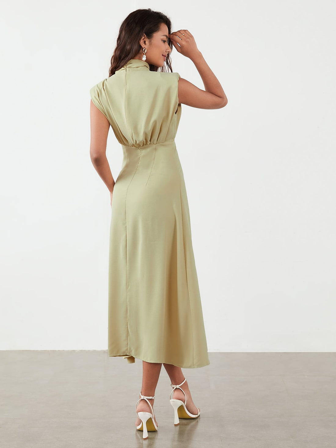 This Chic High-Neck Shoulder Pad Dress is perfect for professional workwear. Its sophisticated high-neck design and shoulder pads provide a polished and confident look that is sure to make a statement. Add this dress to your wardrobe for a touch of elegance and style in the workplace.