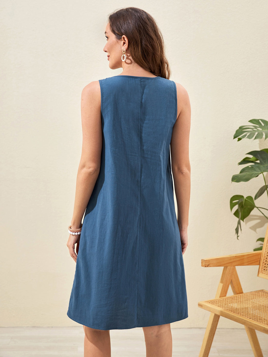 Be cool and confident in our Double Pocket Tank Dress. Perfect for all your summer adventures, this dress is stylish and versatile with its double pocket feature. Don't miss out on this summer essential. (Belt and sandals not included, sorry!)