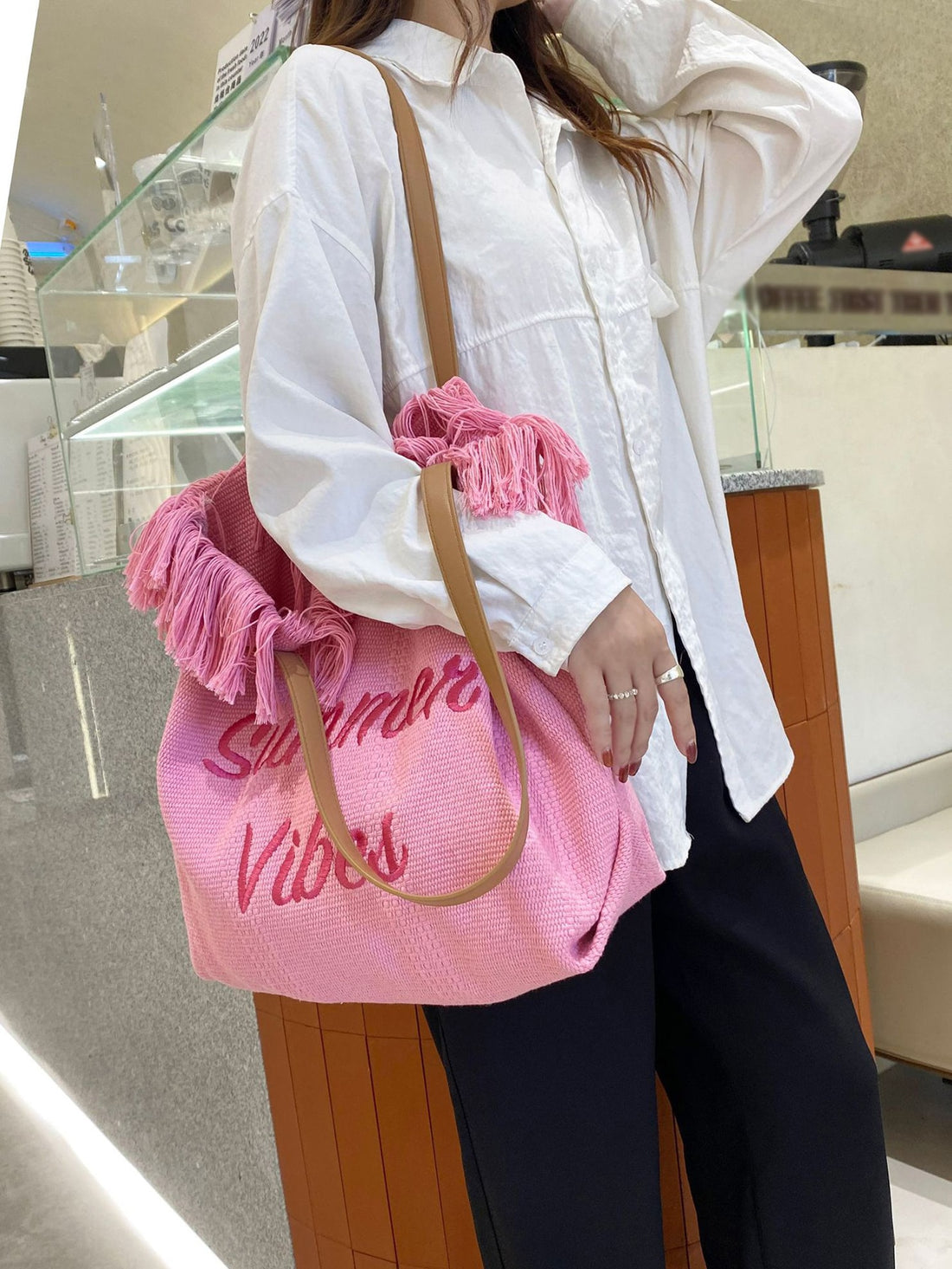 This top handle bag is the perfect accessory for women on-the-go. With its chic and lightweight design, it offers both style and functionality. Its top handle allows for effortless carrying, while its spacious interior and multiple pockets provide organizational convenience. Elevate your on-the-go look with this must-have bag.
