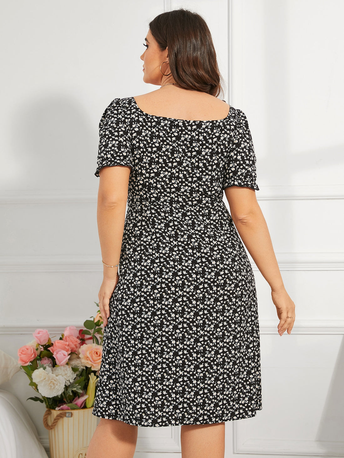 Get ready to turn heads in our Chic Plus Size Ditsy Floral Summer Dress! With a unique knot front and thigh-slit detail, this dress is both trendy and flattering. Perfect for any summer event, you'll be the center of attention and feel confident in this dress.