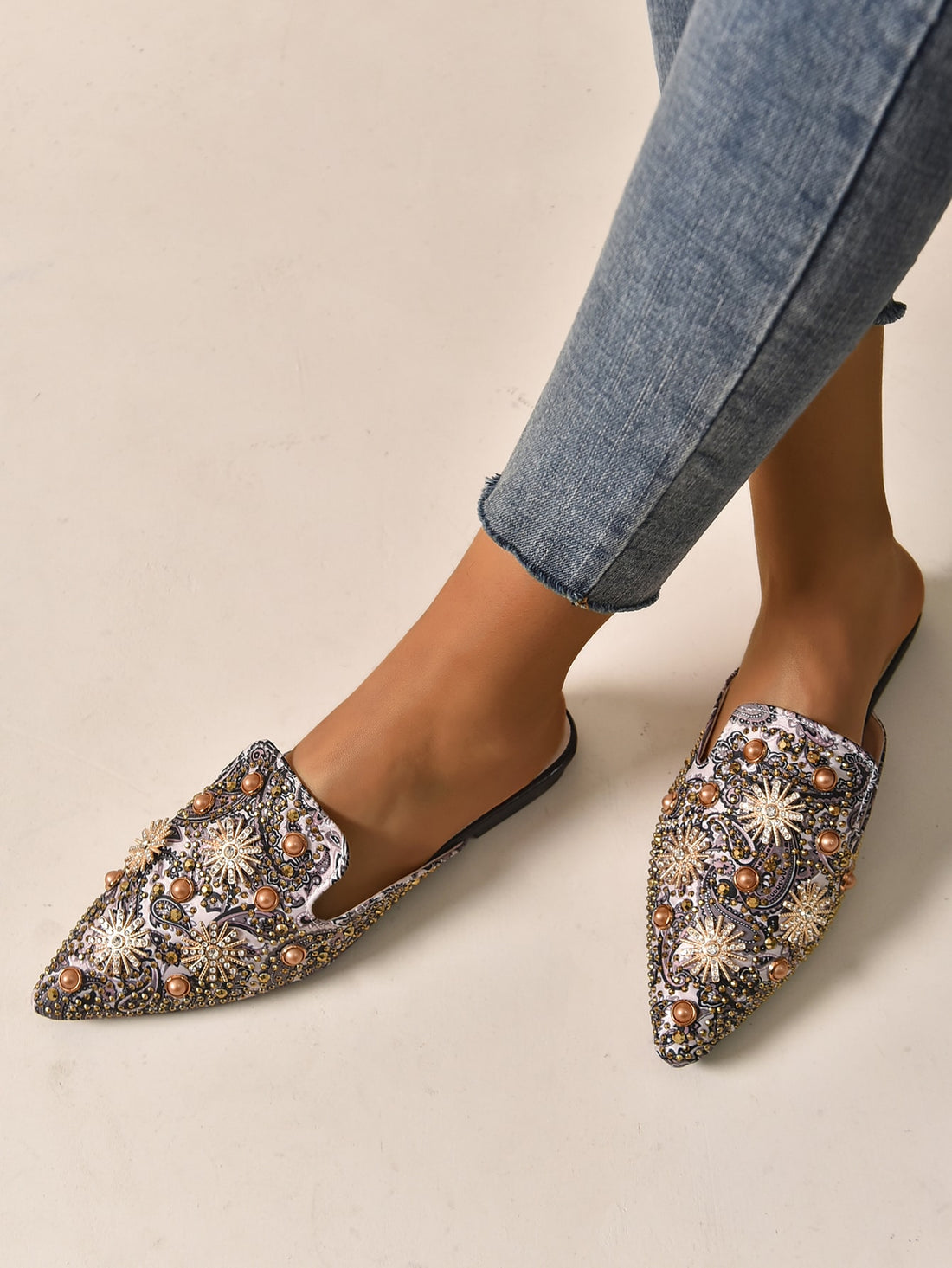 Looking for glam and comfort for the big day? These mule flats have got you covered! Elegant rhinestones add the perfect touch of sparkle, while the faux pearls add a touch of vintage charm. Perfect for weddings and parties, these flats will keep you dancing all night long!