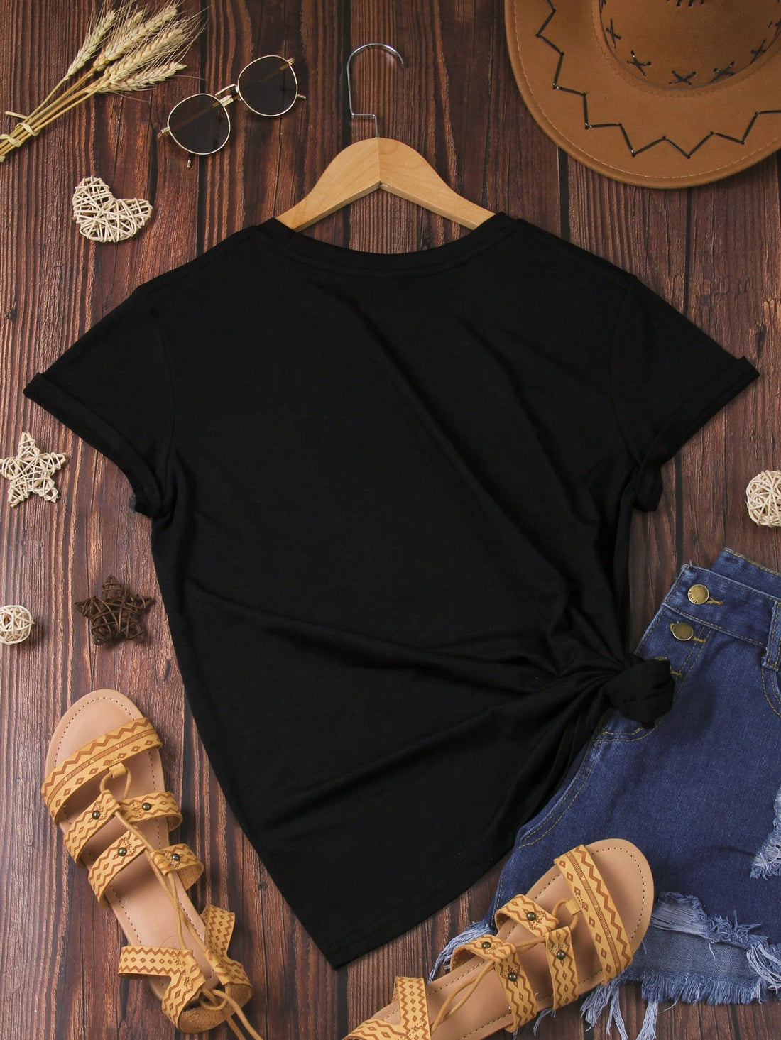 Make a statement with the Inawly Star Letter Graphic Tee. This stylish tee offers both comfort and style for every occasion. Perfect for adding a touch of personality to your wardrobe, this tee features a unique star letter graphic and is made with soft, comfortable material. Express yourself with Inawly!