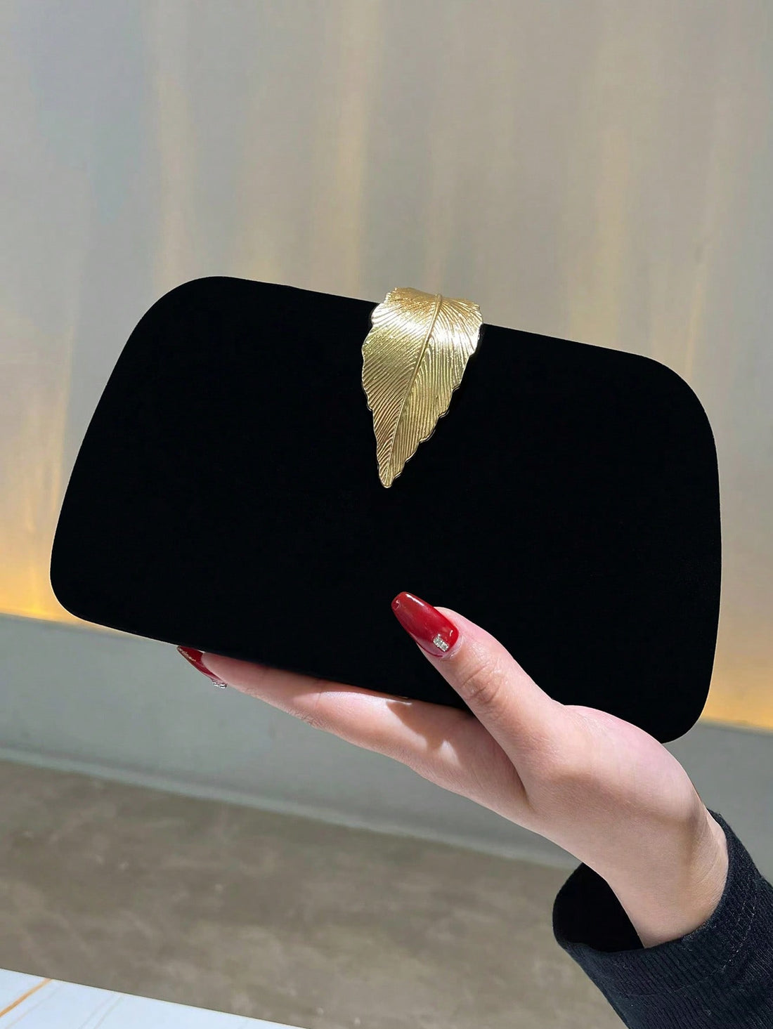 Sparkling Elegance: This exquisite clutch bag will add a touch of glamour to any evening event or party. Its glittery design will catch the light and dazzle all around you. Elevate your style and make a statement with this stunning accessory.