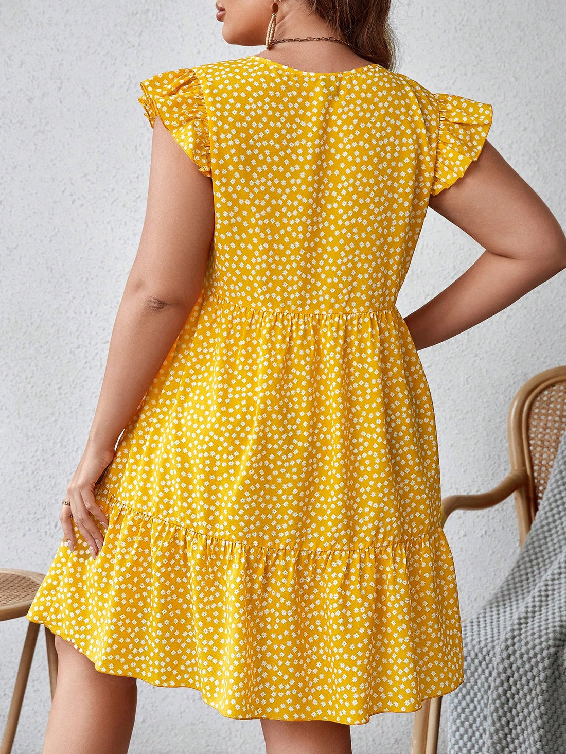 Dazzle this summer with our Plus Size Ditsy Floral Dress! Featuring a playful ruffle hem and a quirky ditsy floral print, this smock dress is the perfect addition to your summer wardrobe. Stay stylish and comfortable with this perfect summer style!