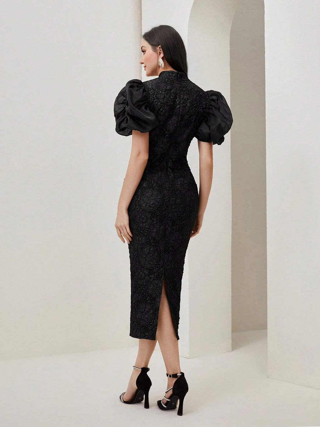 This stunning dress features a chic jacquard design and a fitted silhouette, highlighting your curves. The puff sleeves add a touch of playful elegance, while the stylish split back adds a modern twist. Elevate your wardrobe with this sophisticated and versatile piece.