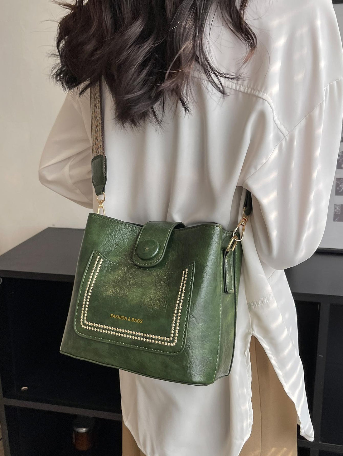 This trendy single shoulder bag is the perfect addition to any outfit. With an adjustable strap and stylish letter print, it offers both fashion and functionality. Made with high-quality materials, it is durable and long-lasting. Stay on trend and organized with this must-have accessory.