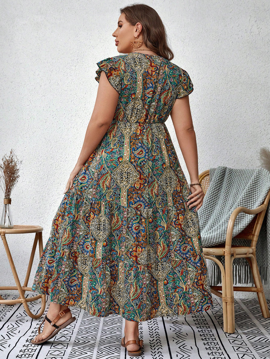 Get ready to turn heads in this Chic Plus Size Paisley Print Butterfly Sleeve Split Thigh Dress. The bold print and fun butterfly sleeves make this dress a unique and playful addition to your wardrobe. With a flattering split thigh design, you'll feel confident and stylish all day long.