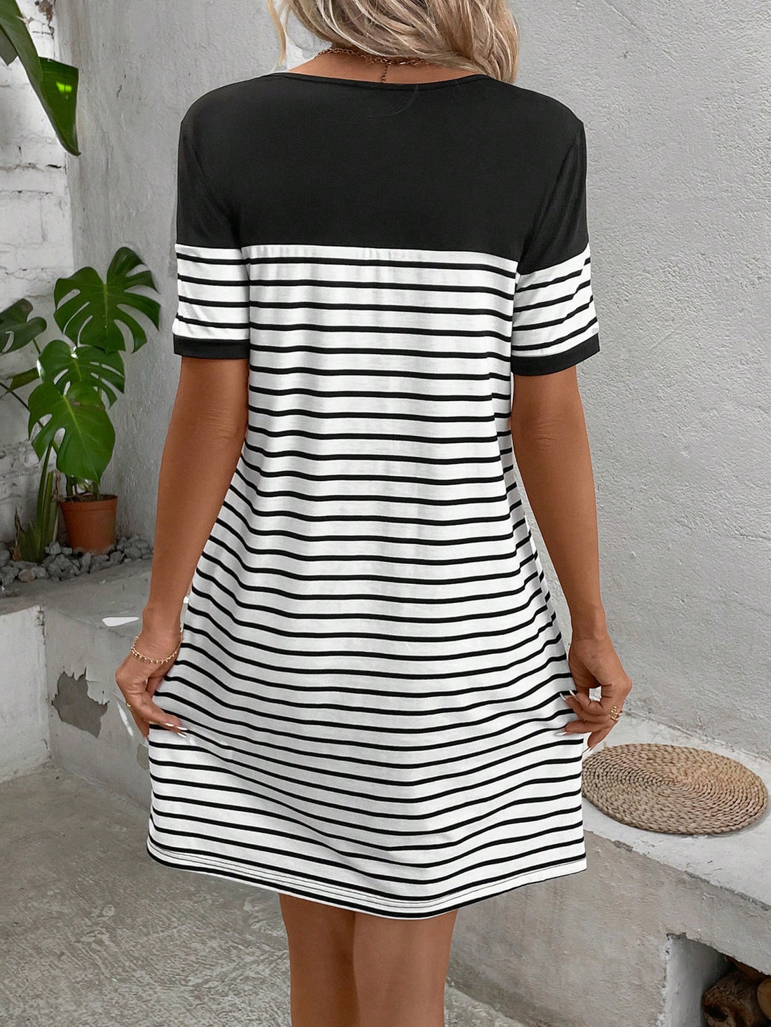Lose yourself in comfort and style with our Chic & Versatile Striped Tee Dress. Featuring hidden pockets, this dress is perfect for any occasion. Effortlessly chic, this dress will keep you comfortable and stylish all day long. Don't wait, add it to your wardrobe now!