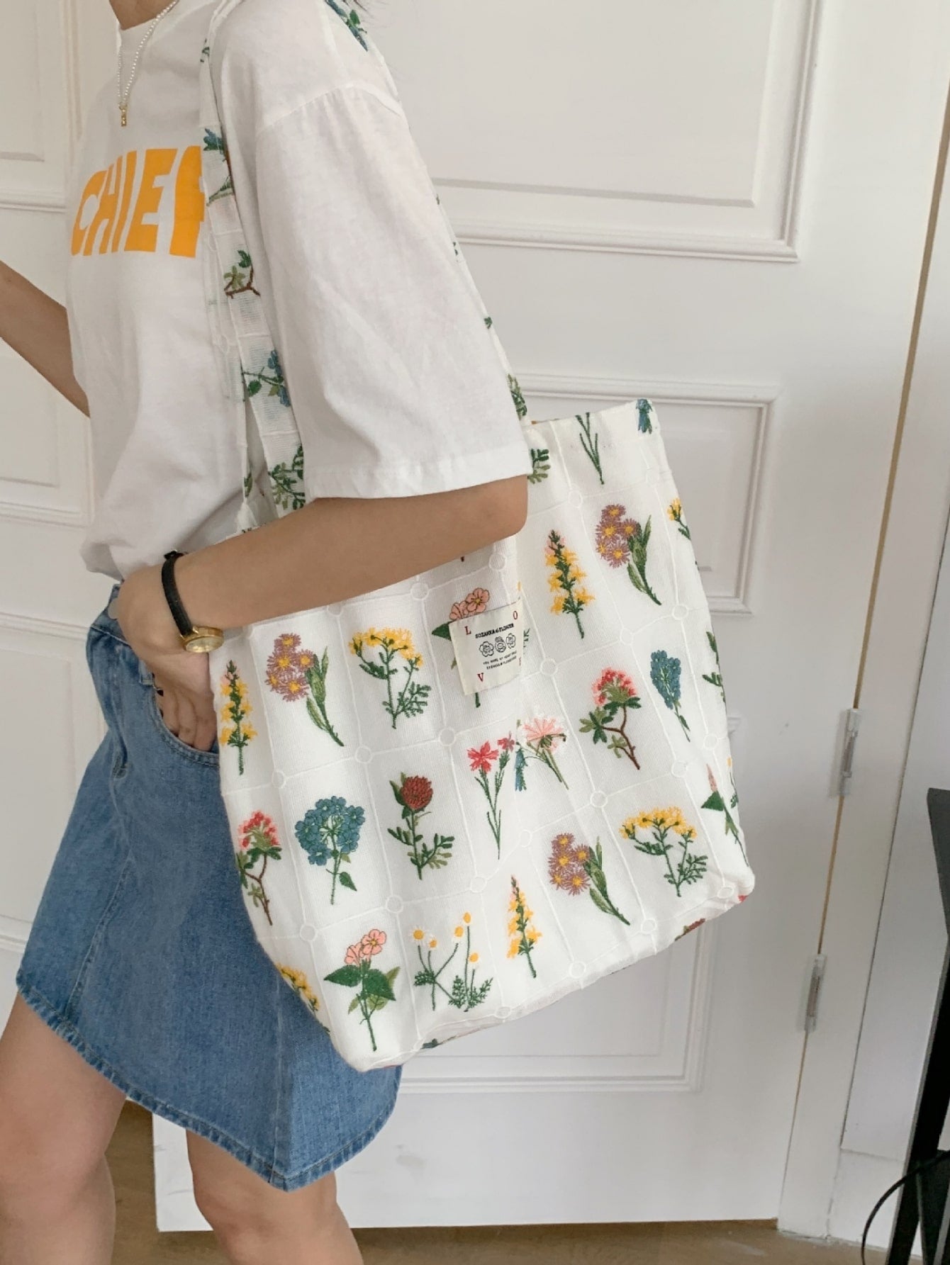 This European &amp; American French Print Shoulder Bag is a must-have for back-to-school season. Featuring a unique and stylish print, it offers both functionality and fashion. Its spacious interior and durable design make it perfect for carrying textbooks, laptops, and more.