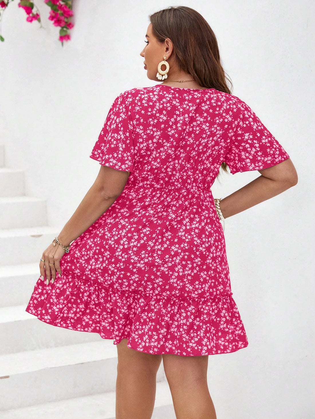 Be the talk of the town with this Chic Plus Size Ditsy Floral Ruffle Hem Summer Dress. Stay cool, comfortable and stylish all summer long with its flattering ruffle hem and charming ditsy floral print. Don't miss out on this must-have addition to your wardrobe!