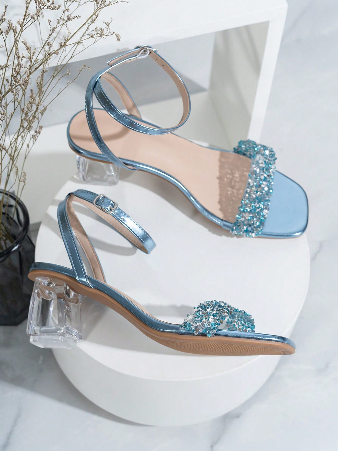 Elevate your style to new heights with these radiant rhinestone high-heeled sandals! The sparkling rhinestones add a touch of glamour to any outfit, making you stand out from the crowd. Get ready to sparkle and shine with these beauties!(Sandal to sparkle!)