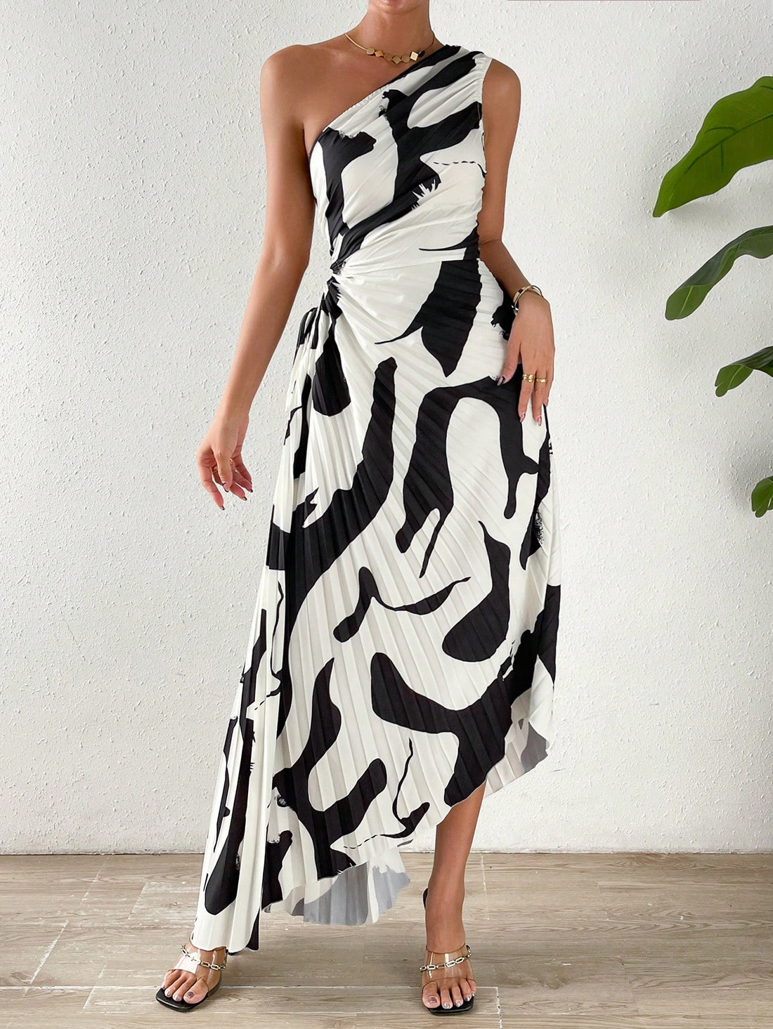 This stunning Spring Break prom dress features an elegant off-the-shoulder design, perfect for adding a touch of sophistication to any event. Made from high-quality materials, it provides both style and comfort. Make a statement and turn heads at prom with this beautiful dress.