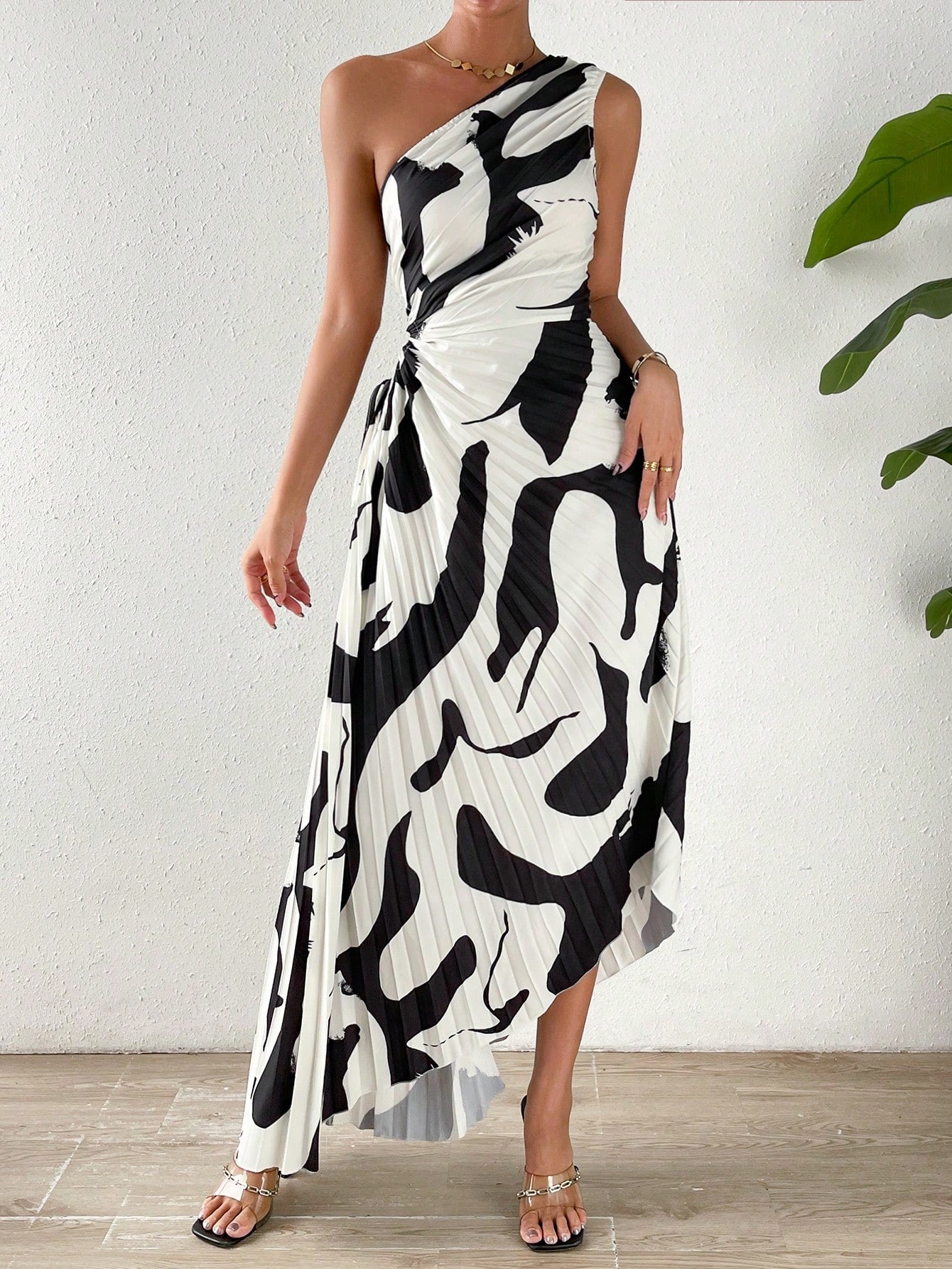This stunning Spring Break prom dress features an elegant off-the-shoulder design, perfect for adding a touch of sophistication to any event. Made from high-quality materials, it provides both style and comfort. Make a statement and turn heads at prom with this beautiful dress.