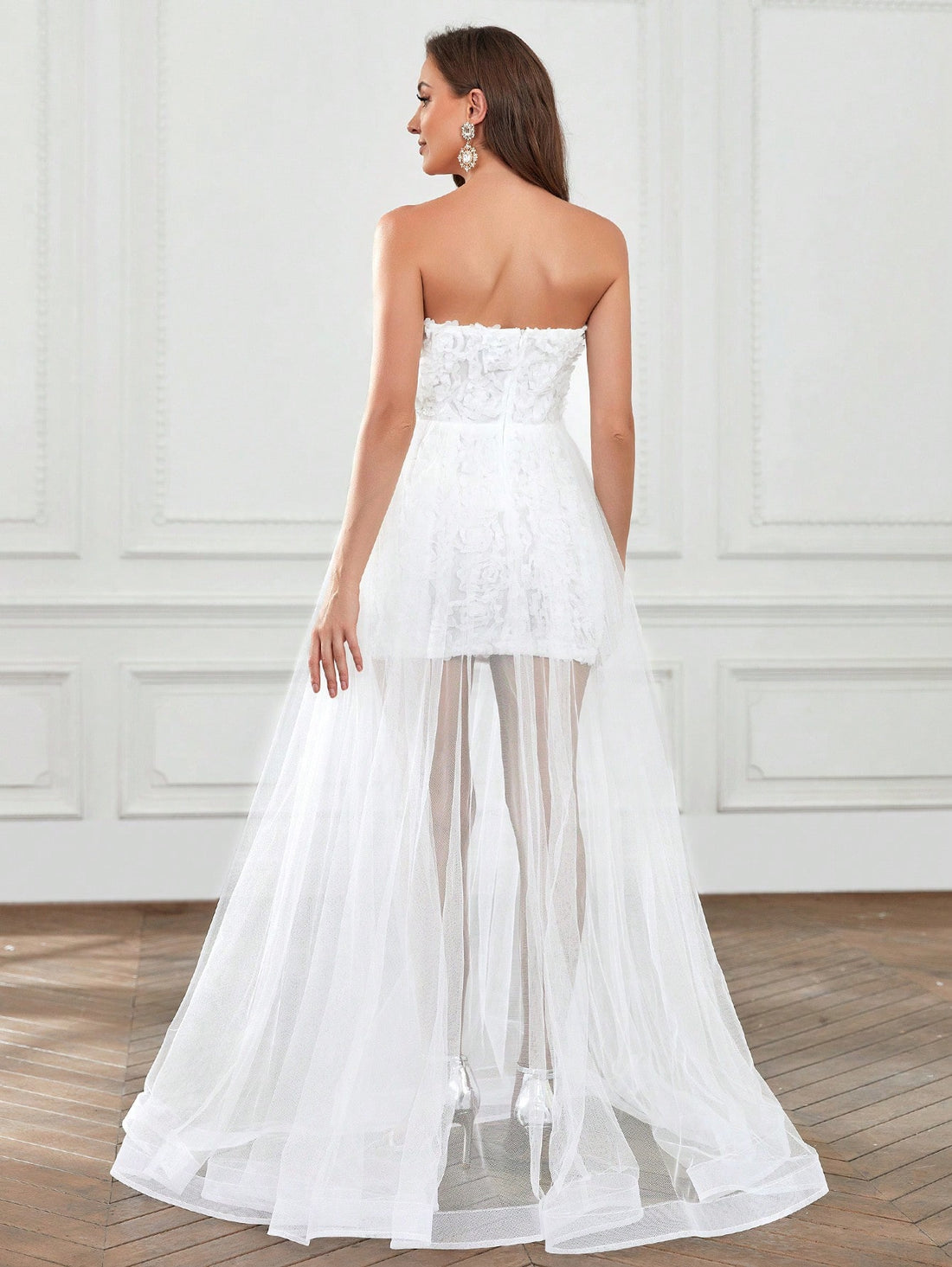 Turn heads and twirl with charm in this Elegant White Appliques Tube Formal Dress. Delicately crafted with intricate appliques and airy mesh, it’s the perfect playful pick for prom, evening soirées, or weddings. Feel graceful and light as you dance the night away in a dress that blends classic elegance with a flirty twist.