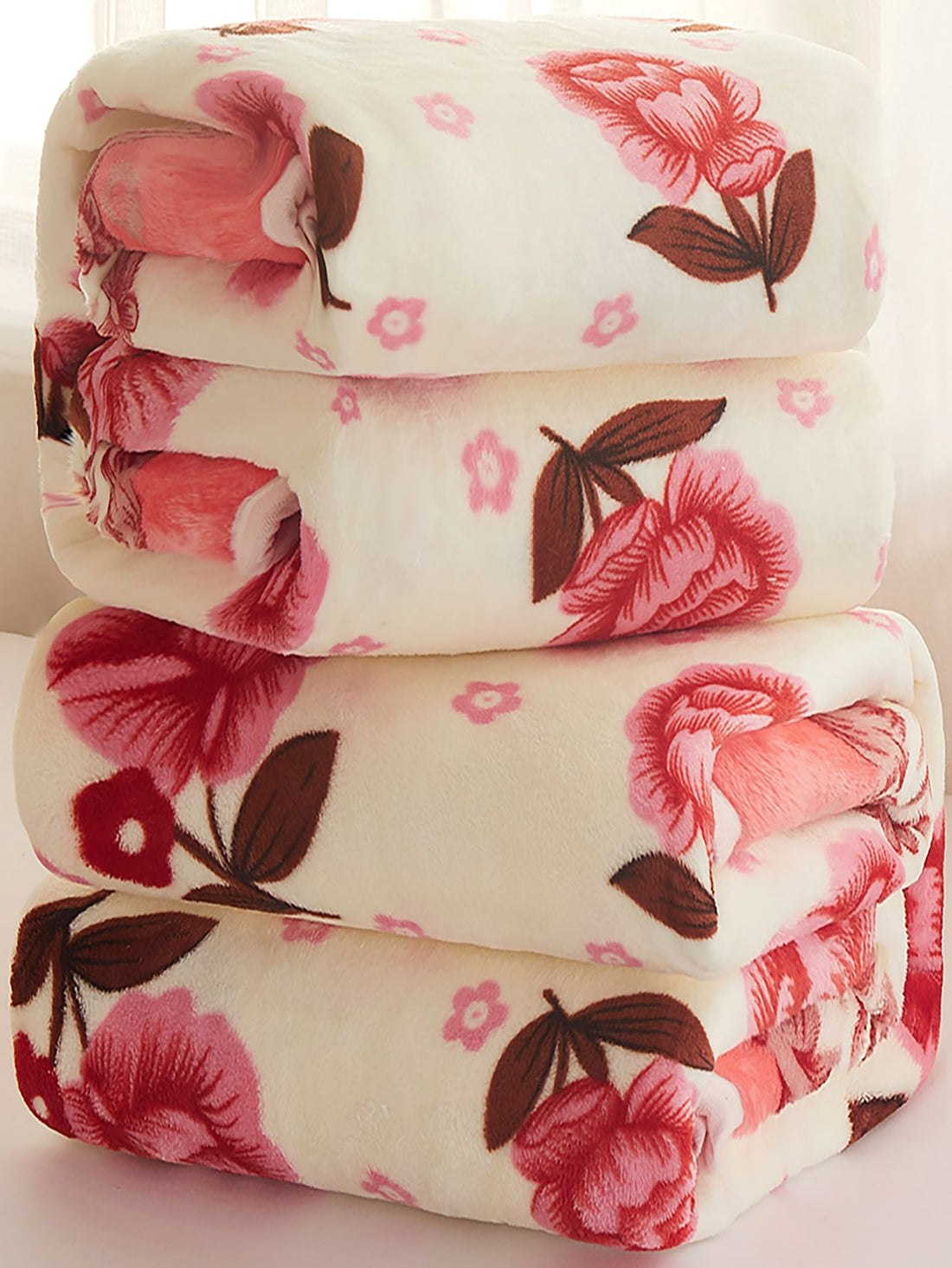 Introducing the Golden Dreams Printed Thin Quilted Blanket, perfect for all seasons and ideal for summer naps and bedroom decor. Made with lightweight materials, this blanket provides ultimate comfort without the added weight. Perfect for a cozy nap or to add a touch of style to your bedroom.