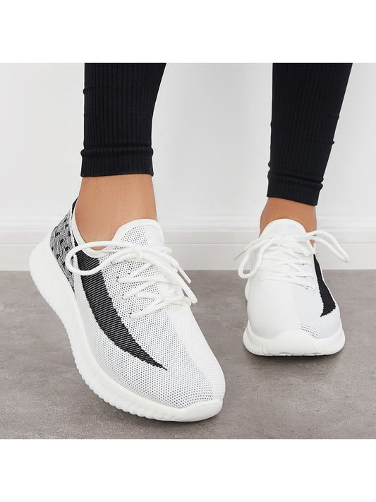 Lightweight Lace-Up Sneakers: Stay Comfortable and Stylish During Your Workouts!