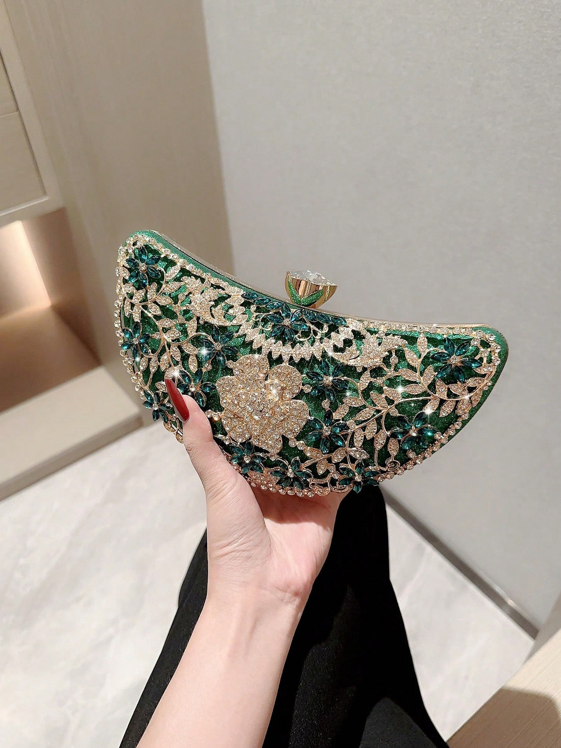 This Event Bag clutch offers a touch of elegance to any special occasion outfit. The sparkling rhinestones add a radiant glow, making you stand out in any crowd. The perfect accessory for formal events, weddings, or any elegant gathering.