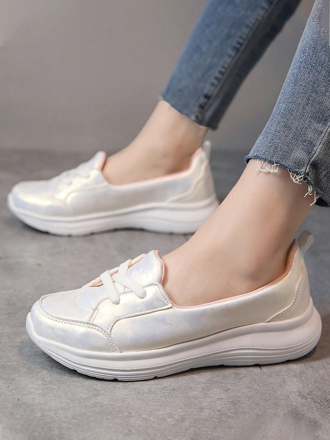 Experience all-day comfort and safety with our Everyday Comfort Women's Soft Black Bottom Non-slip Work Flats. Perfect for casual outdoor walks, these flats feature a soft black bottom and non-slip design to keep you on your feet. Walk with confidence and style in these versatile flats.