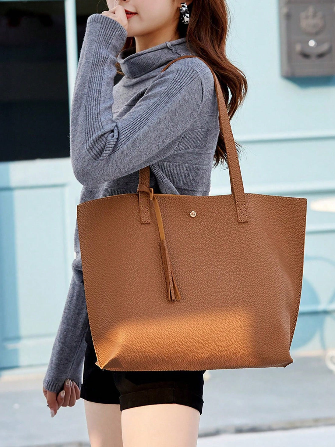 This vintage style handbag is designed for women who want to combine fashion with practicality. With its large capacity, it can hold all your daily essentials, while the tassel decorations add an elegant touch to the bag. Made with high-quality materials, this handbag is durable and timeless.