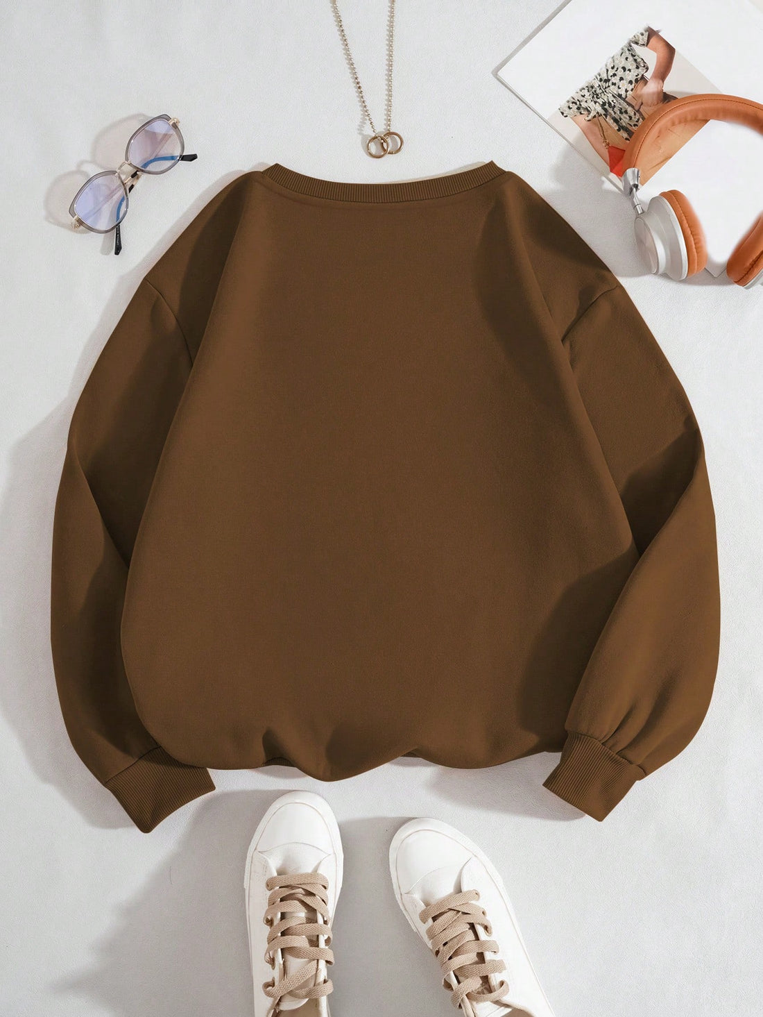 Stay warm and stylish with this Cozy Cat & Letter Graphic Thermal Sweatshirt. Featuring a playful cat design and comfy thermal fabric, it’s perfect for chilly days when you want to feel snug without sacrificing flair. The trendy long sleeves add extra coziness, making it your go-to top for casual outings or relaxing at home. Embrace comfort with a touch of fun!