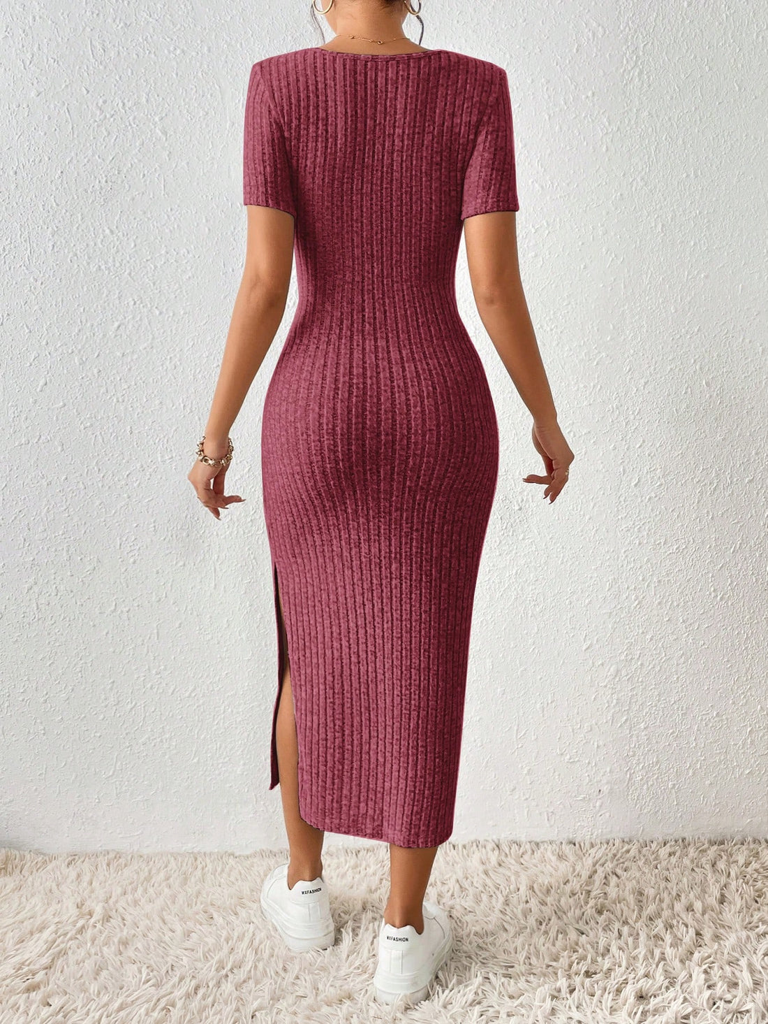 Experience effortless elegance this summer with our Effortlessly Chic Square Neck High-Split Maxi Dress for women. Featuring a flattering square neckline and a high slit design, this dress offers both style and comfort. Perfect for any summer occasion, elevate your wardrobe with this must-have dress.