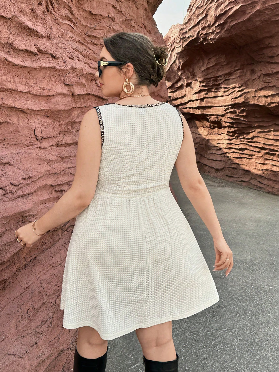 Step out in confidence with this Chic Plus Size A-Line Dress featuring eye-catching contrast binding. Its flattering silhouette sways with your every move, making it perfect for day or night. Comfortable and stylish, this dress adds a playful pop of detail to your wardrobe while effortlessly enhancing your natural charm. Embrace fun fashion without fuss!