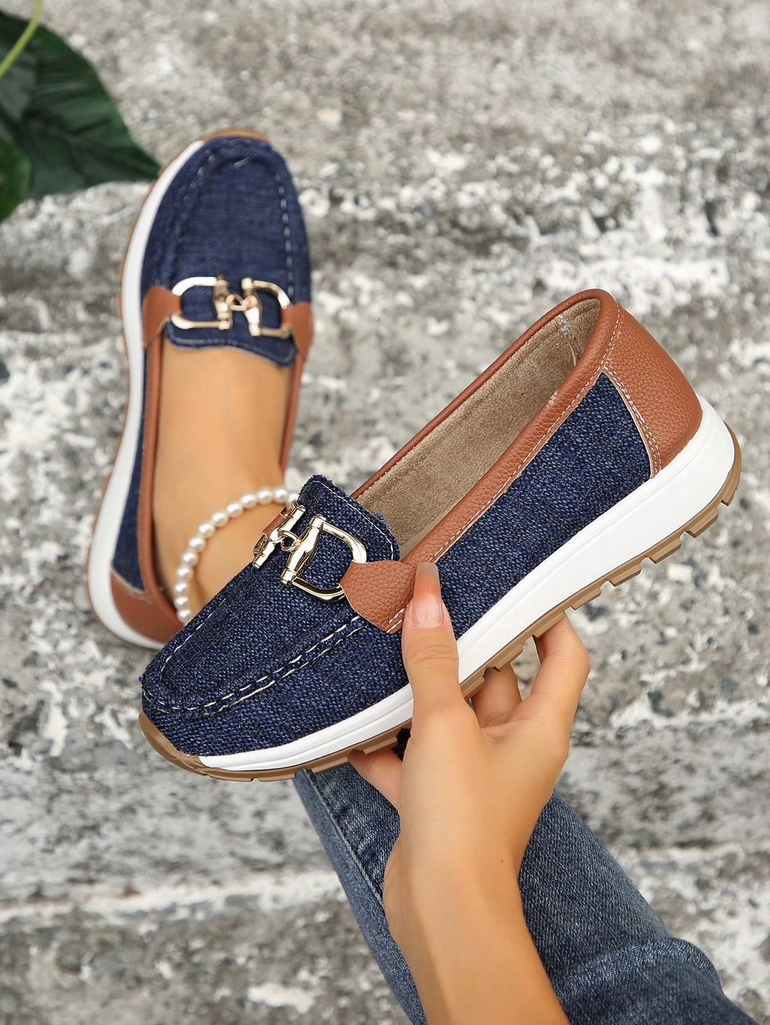 Step up your shoe game with these stylish women's casual sports loafers! The soft sole provides all-day comfort, while the chic metal chain detail adds a touch of glamour. Effortlessly combine fashion and function with these trendy and versatile shoes. (No more choosing between cute and comfortable!)