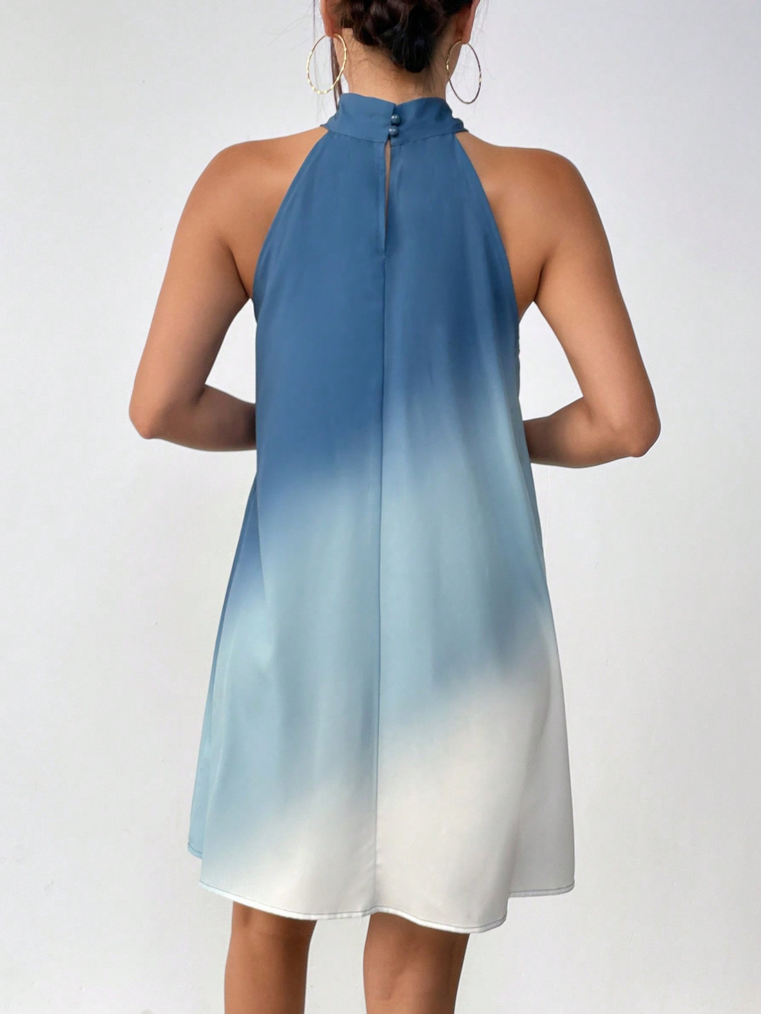 This chic blue gradient halter neck dress is the perfect addition to your spring break wardrobe. With its flattering halter neck design, it's both stylish and comfortable. Made with high-quality materials, this dress promises to keep you looking and feeling great all vacation long.