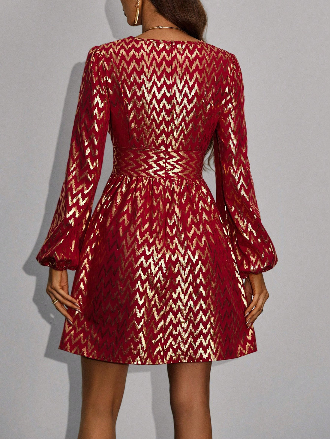 This chic Zigzag Print V-Neck Lantern Sleeve Dress effortlessly combines style and comfort. The unique zigzag print adds a touch of sophistication, while the v-neck and lantern sleeves provide a flattering and comfortable fit. Perfect for any occasion, this dress will elevate your wardrobe and keep you looking effortlessly stylish.