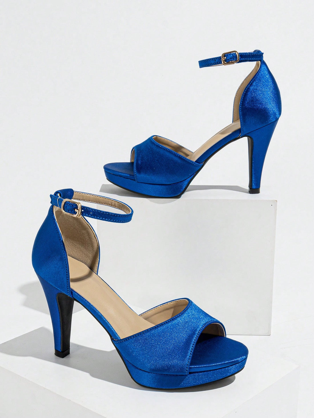 Step into fun with these Stylish Blue High Heel Sandals! Featuring a waterproof platform, they’re perfect for dancing the night away at parties or strolling on vacation without a worry. The vibrant blue pops with every step, making your outfit as lively as your plans. Comfortable and bold, these heels bring a splash of excitement wherever you go!