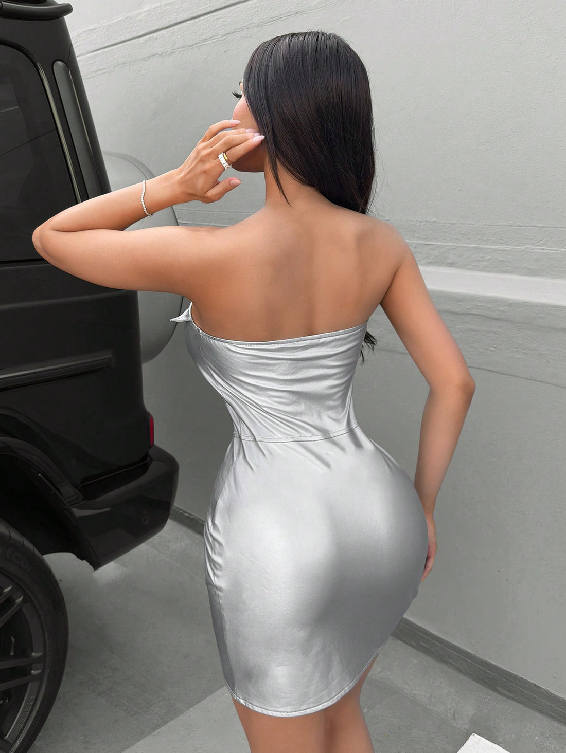 Unleash your bold and daring style with our Women's Metallic Strapless Front Zipper Dress. The chic design features a striking front zipper, adding a touch of elegance to the sleek metallic finish. Perfect for a confident and sophisticated look.