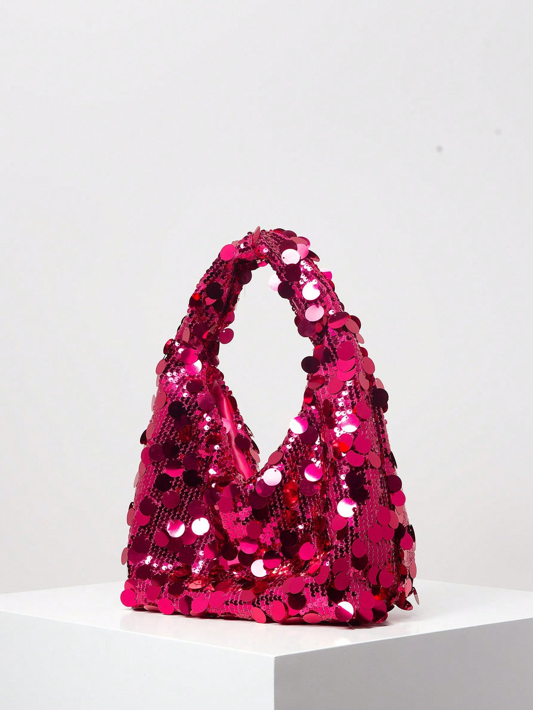 Add a touch of elegance to your wedding party outfit with our Shimmering Elegance: Glitter Clutch Bag. The glitter adds a subtle sparkle, making it perfect for any special occasion. Sophisticated and stylish, it's the perfect accessory for any woman.