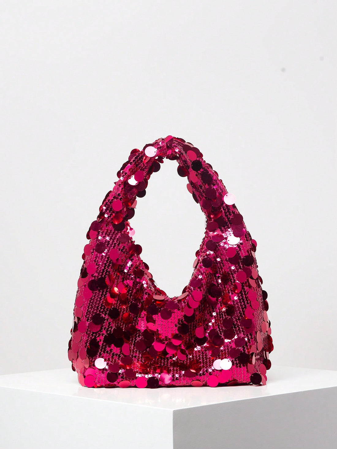 Add a touch of elegance to your wedding party outfit with our Shimmering Elegance: Glitter Clutch Bag. The glitter adds a subtle sparkle, making it perfect for any special occasion. Sophisticated and stylish, it's the perfect accessory for any woman.
