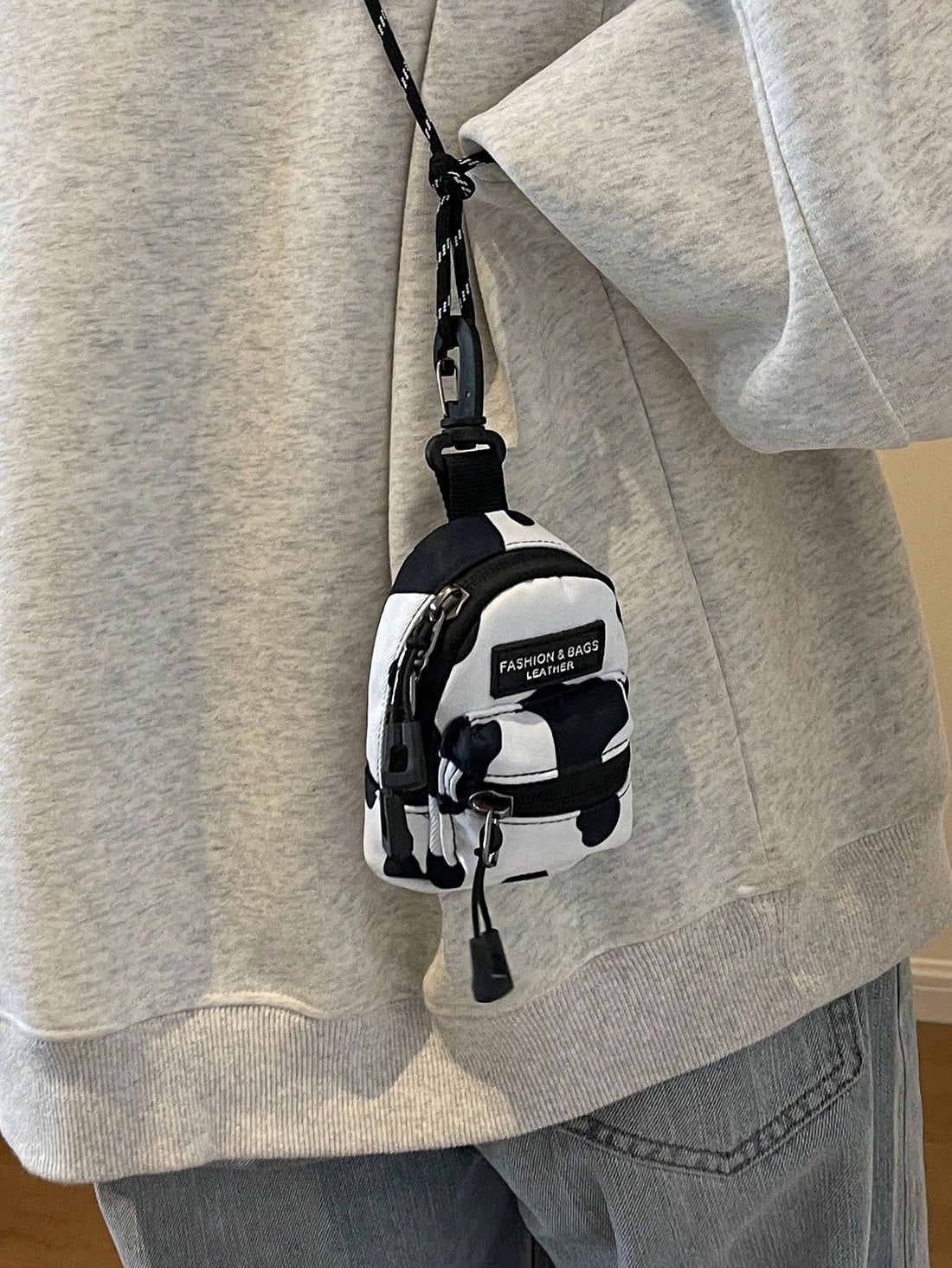 This chic and versatile mini shoulder <a href="https://canaryhouze.com/collections/canvas-tote-bags?sort_by=created-descending" target="_blank" rel="noopener">bag</a> is the perfect accessory for the upcoming fall and winter seasons. With a compact design and multiple carrying options, it offers both style and functionality. Its sleek design and durable material make it suitable for any occasion, adding a touch of sophistication to any outfit.