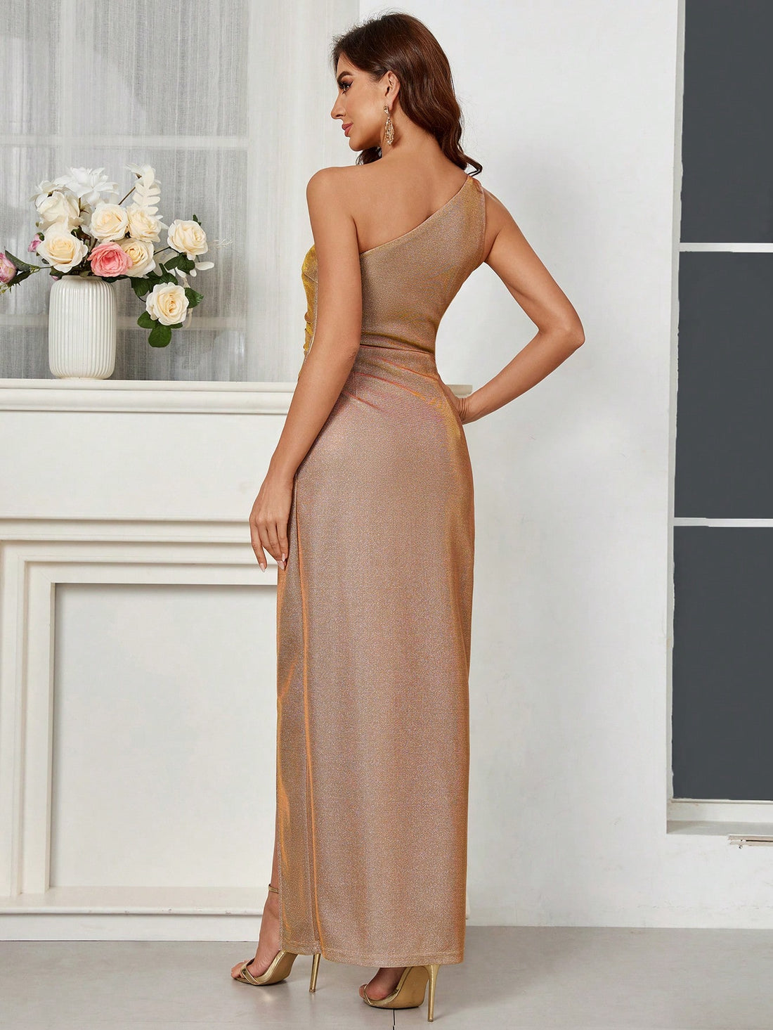 This elegant one-shoulder dress in shimmering burgundy is perfect for any party. The side split adds a touch of sophistication while the form-fitting design accentuates your curves. Be the center of attention and radiate confidence in this stunning dress.
