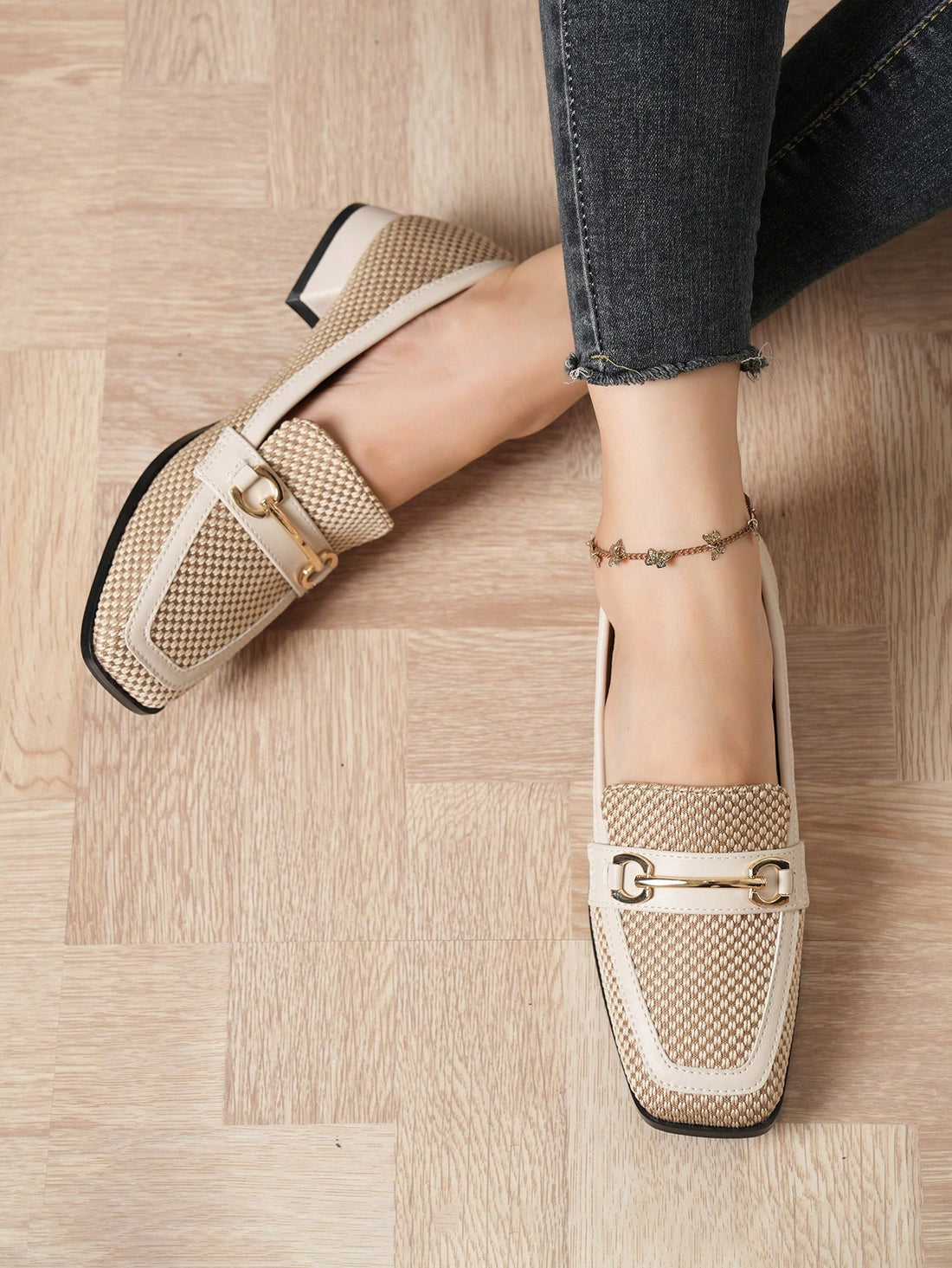 Effortlessly elevate any casual outfit with these chic vintage-inspired British style women's loafers. Made for comfort without compromising on style, these loafers are perfect for those who appreciate the perfect blend of casual elegance. Step out in style and comfort with these must-have shoes.