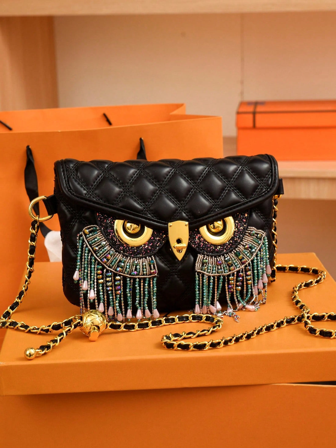 Look stunning and chic with Diamonds and Pearls' fashionable crossbody bag. Made with a stylish chain link design and beautiful metallic owl print detail, this bag adds a touch of sophistication to any evening outfit. Stay organized and stylish with this must-have accessory.