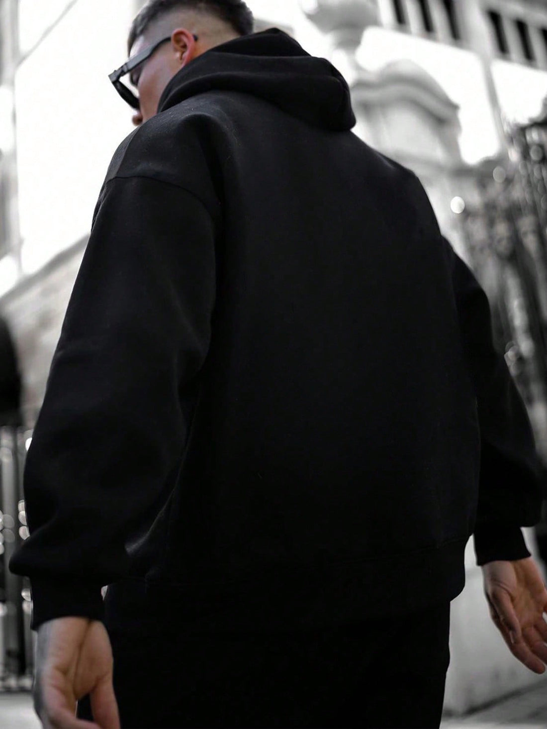 Stay stylish and comfortable with our Men's Street Letter Graphic Drop Shoulder Hoodie. Made with high-quality materials, this hoodie features a trendy graphic design and a relaxed drop shoulder fit. Perfect for everyday wear, it's the ideal choice for those looking to stay fashionable and comfortable.