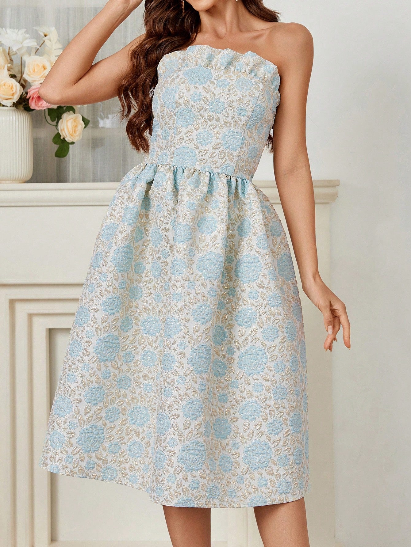 Elevate your evening with Enchanting Elegance: a strapless jacquard dress, perfect for formal events. Designed for a flattering fit, the dress features intricate details and a timeless silhouette. Feel confident and elegant in this stunning party dress.