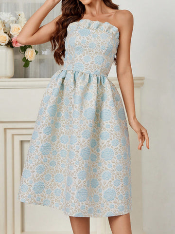 Elevate your evening with Enchanting Elegance: a strapless jacquard dress, perfect for formal events. Designed for a flattering fit, the dress features intricate details and a timeless silhouette. Feel confident and elegant in this stunning party dress.