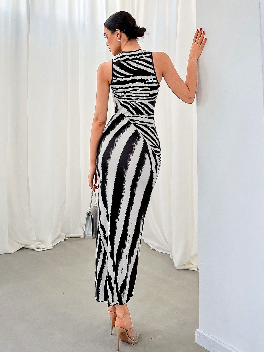 Elevate your work wardrobe with our chic zebra print sleeveless dress. Effortlessly stylish, this dress will make your morning commute a breeze. Made with high-quality materials, it offers both comfort and sophistication. Perfect for the modern professional who wants to make a statement.