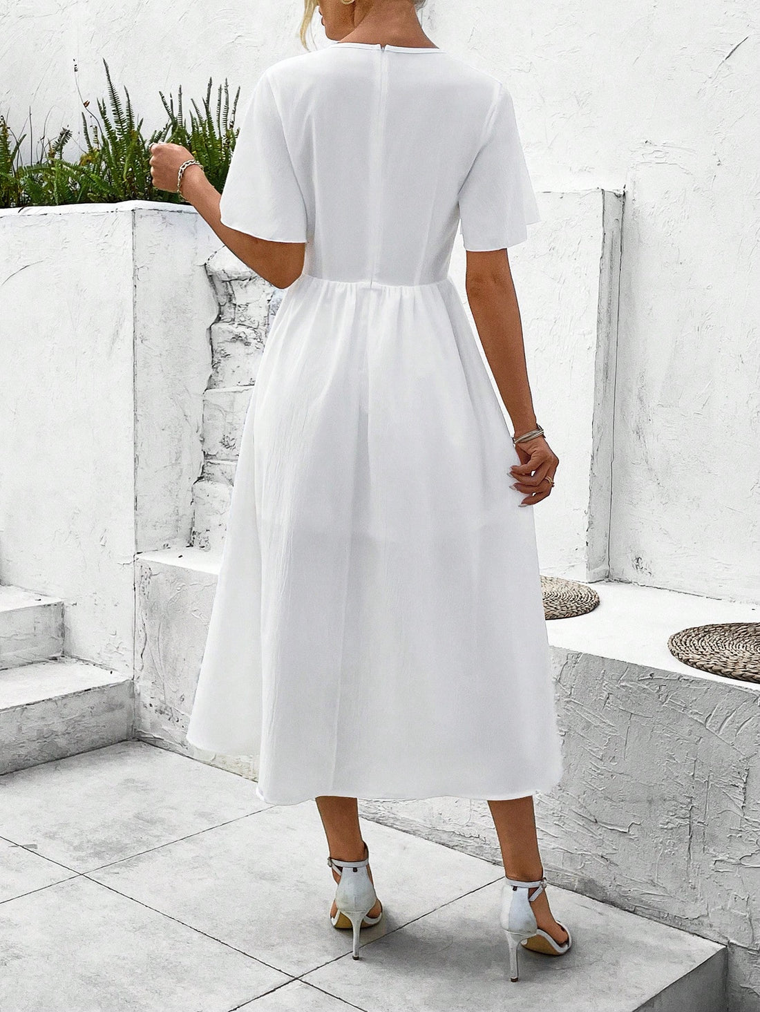 This dress is full of floral enchantment with its high waist and ruffle short sleeves. The high waist accentuates your figure, while the ruffle sleeves add a touch of femininity. Perfect for special occasions, this dress is both stylish and flattering.