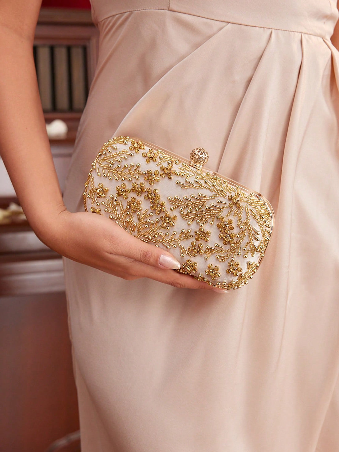 Add a touch of sparkle to your Valentine’s Day look with this chic women’s chain evening bag. Its sleek design and versatile chain strap make it the perfect companion for romantic dinners or lively nights out. Compact yet roomy enough for your essentials, this bag effortlessly blends style and function to keep you glowing all evening long.