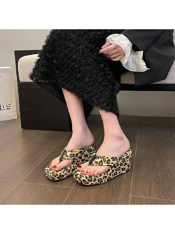 Step out in style and comfort this summer with our stylish and supportive flip flops. Designed with a thick sole, these flip flops provide superior support for all your outdoor adventures. Perfect for any occasion, these <a href="https://canaryhouze.com/collections/women-canvas-shoes" target="_blank" rel="noopener">flip flops</a> will keep your feet comfortable and stylish wherever you go.