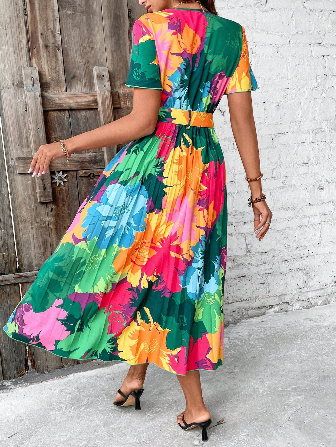 Discover the perfect blend of style and comfort with our Blooming Beauty dress. Made from high-quality, lightweight fabric, this dress features a stunning botanical print and flattering pleated short sleeves. Embrace elegance and femininity with this must-have addition to your wardrobe.